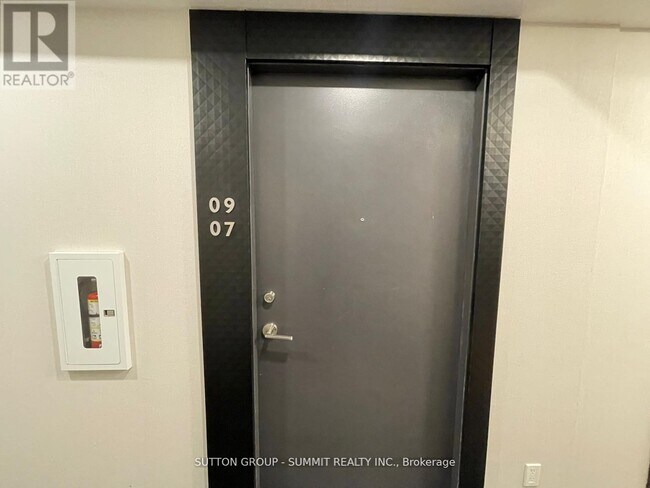 Photo du bâtiment - 8-908 Wellesley St W