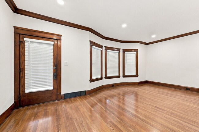 Foto del edificio - 1320 W 64th St