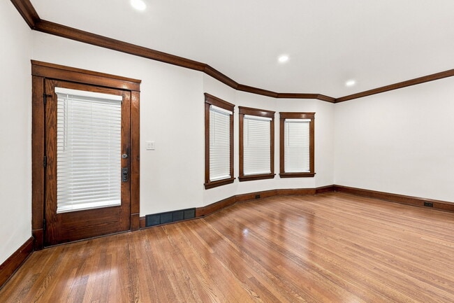 Building Photo - 1320 W 64th St