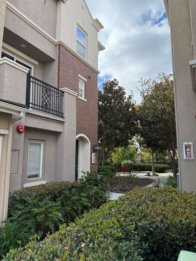 Foto del edificio - 1262 Elfin Forest Rd W