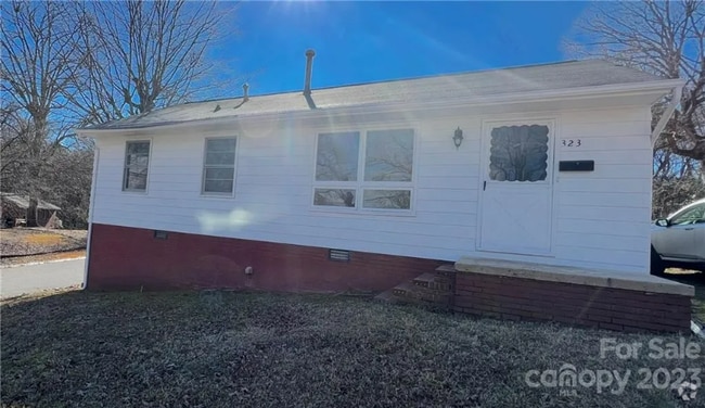 Building Photo - 323 Oakwood Cir
