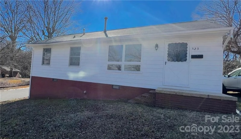 Primary Photo - 323 Oakwood Cir