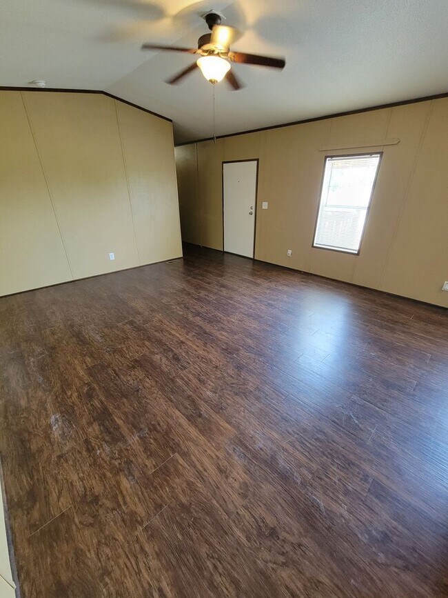 Building Photo - 3 bedrooms / 2 baths mobile home on 3 acre...