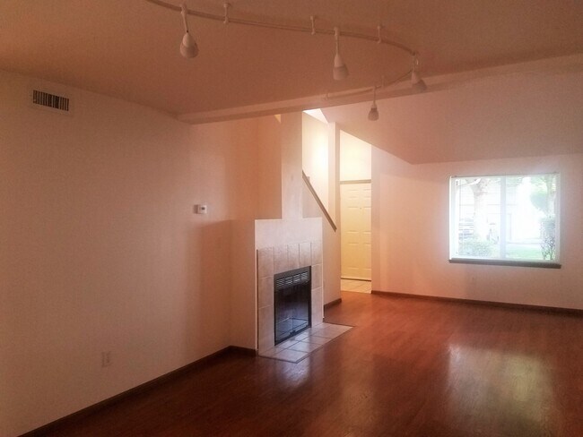 Foto del edificio - 3 Bedroom Silverdale Townhome - NK School District!