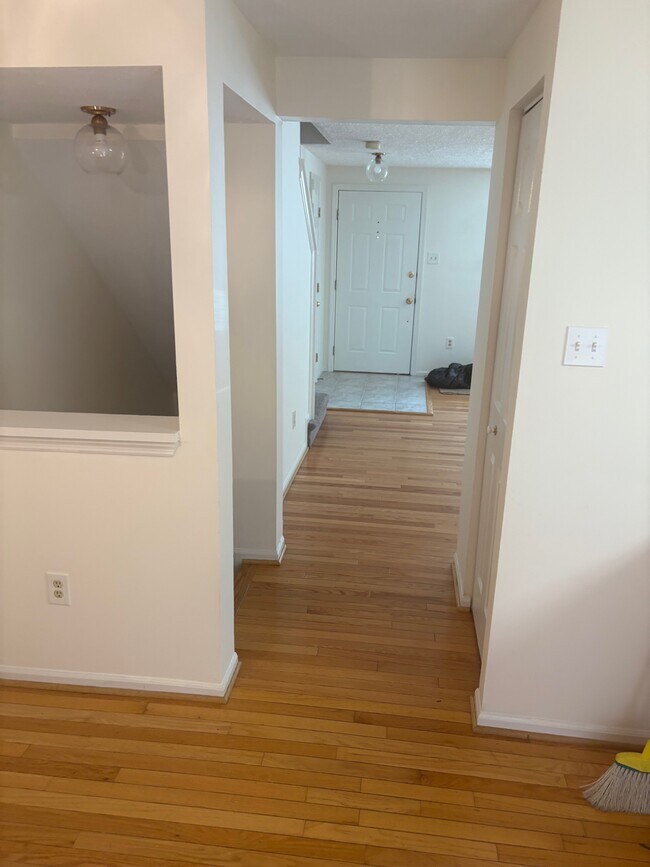 En la cocina mirando la entrada principal. - 8974 Chesapeake Lighthouse Dr