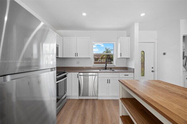Building Photo - 1377 Woodpecker St