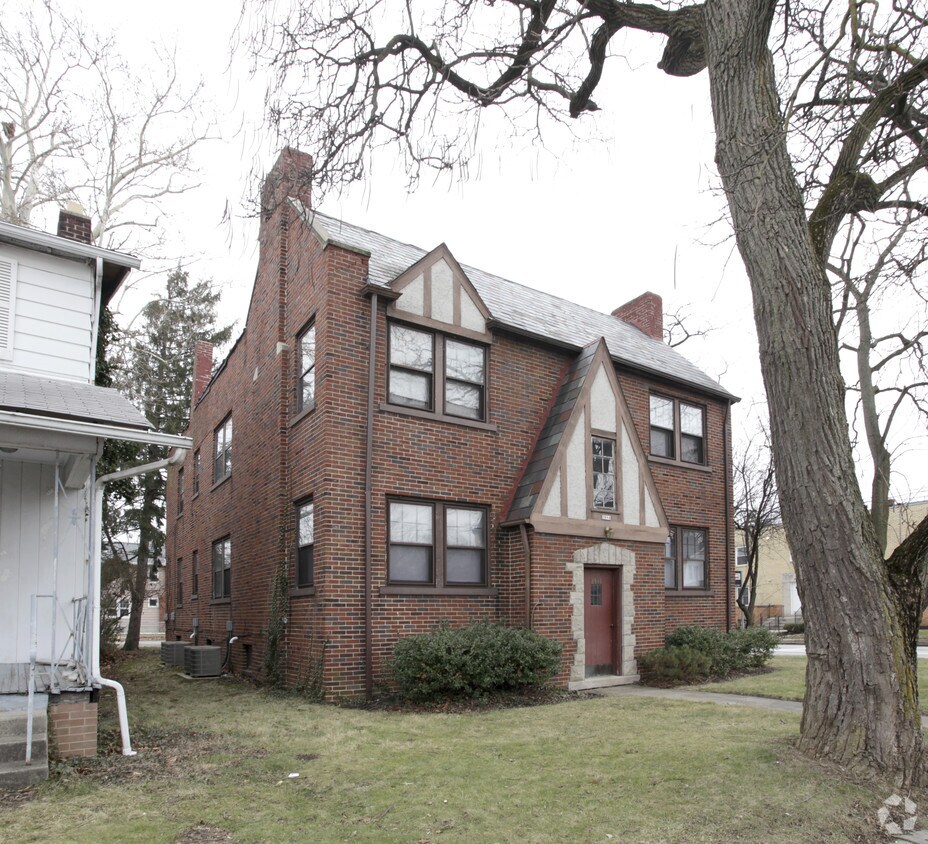 Primary Photo - 2984 Indianola Ave