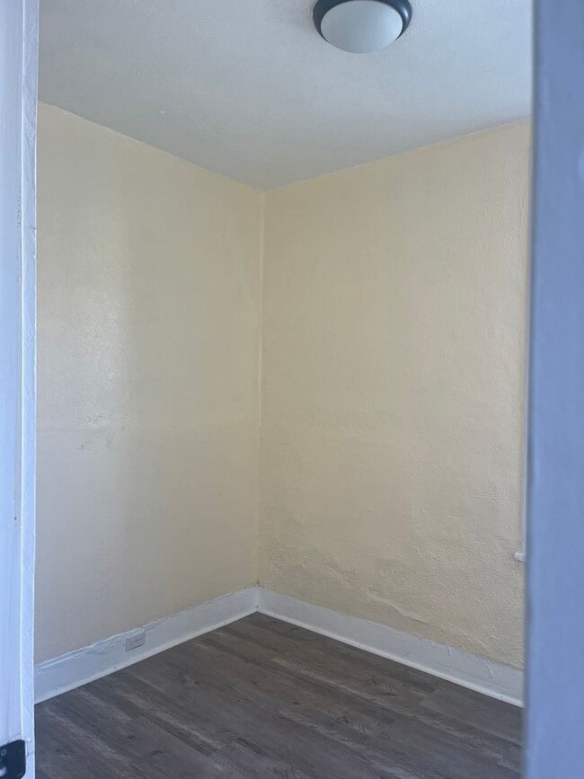 Building Photo - 3 br, 1 bath House - 636 East 25th