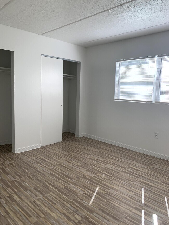 Foto del edificio - 418 W Oak Ridge Rd