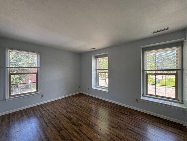 Foto del edificio - Charming 2-Bed, 2.5-Bath Home in Vibrant Norfolk   " ASK ABOUT OUR ZERO DEPOSIT"