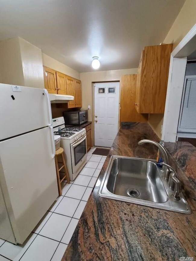 Foto del edificio - 225-41 Murdock Ave