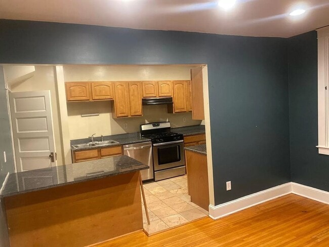 Building Photo - Charming 3BR / 1 BA Home Near F&M With Pri...
