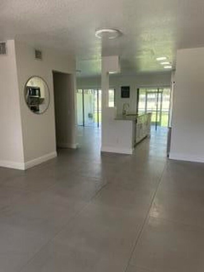 Building Photo - 1660 W Golfview Dr