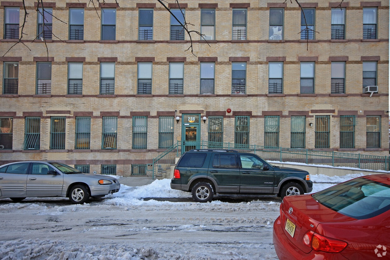 Building Photo - 236 Moffat St