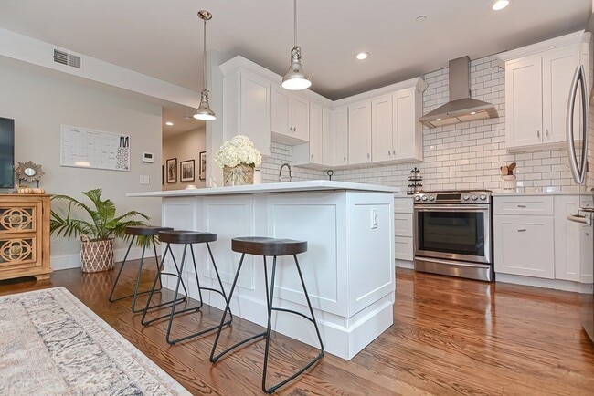 Building Photo - 52R River St