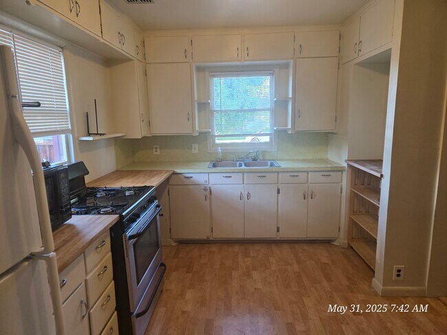 Foto del edificio - 1440 Hall Ave