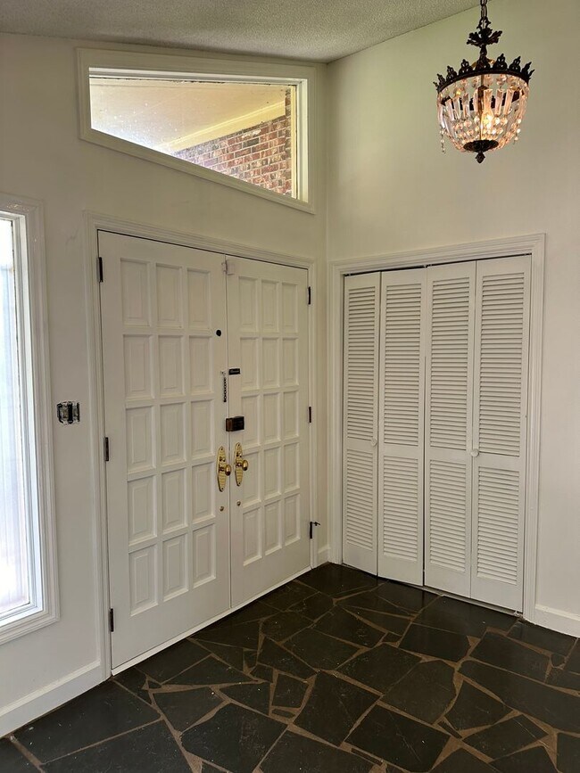 Foto del edificio - 2 bedroom 3 bath  Mid- Century style home! This home has a wonderful outdoor area great for Enter...