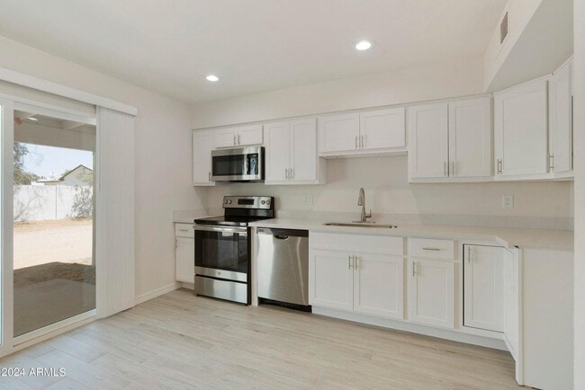 Foto del edificio - 3316 E Helena Dr