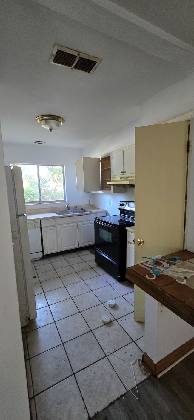 Building Photo - 6110 SW 10th Pl