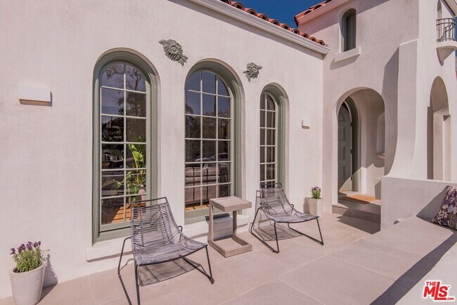 Building Photo - 153 Larchmont Blvd