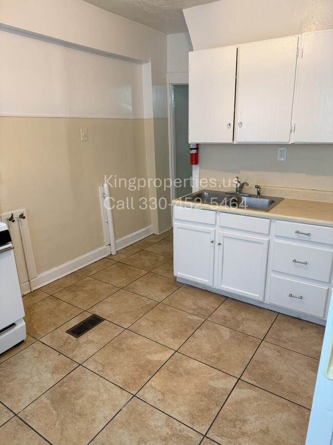 Building Photo - 727 Camden Ave SW