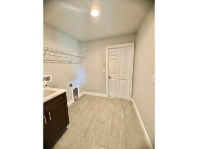 Foto del edificio - Available Now! 3 Bedroom-2 Bath NW Cape Home