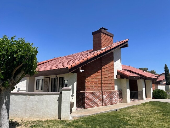 Building Photo - COMING SOON, Fully Furnished Desert Gem!