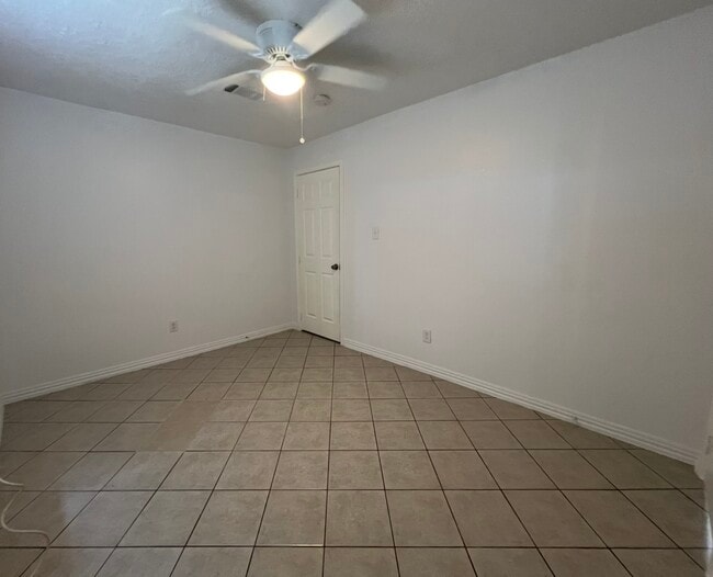 Building Photo - 831-832 Deerpass Dr