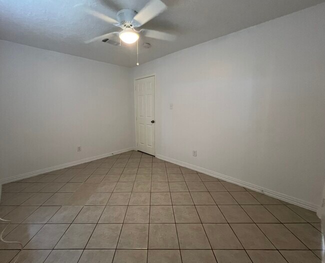 Foto del edificio - 831-832 Deerpass Dr