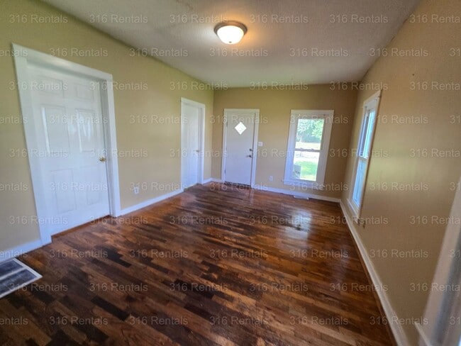 Building Photo - $795 - 2 bed 1 bath - Single Family Home