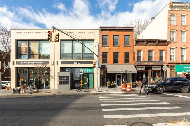 Cobble Hill residents have easy access to many retail and dining options.