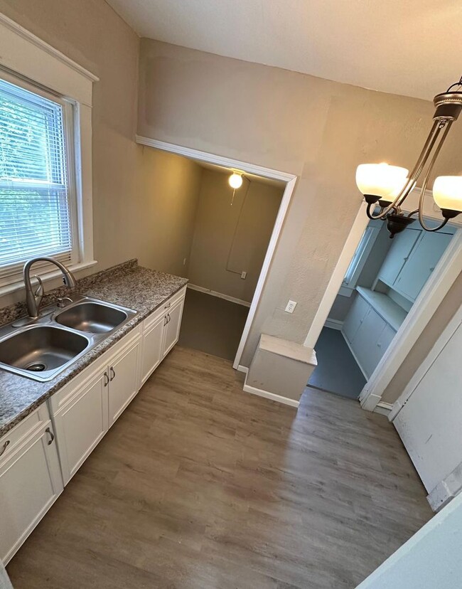 Building Photo - 4bedrooms 2 full bathroom. The house is ve...