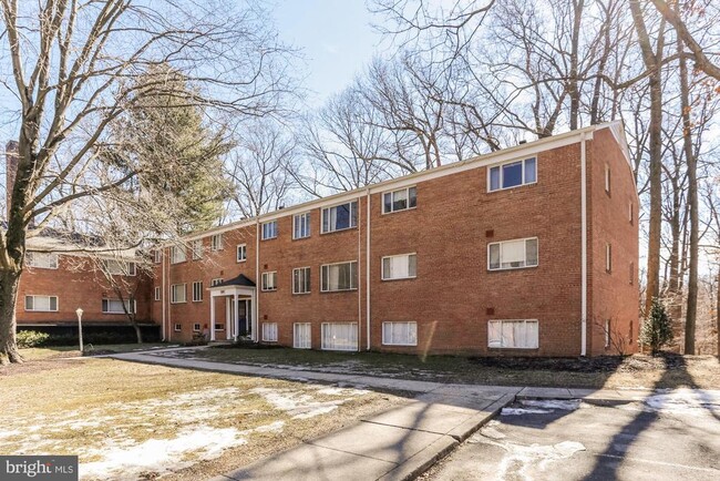 Foto del edificio - 10501 Montrose Ave