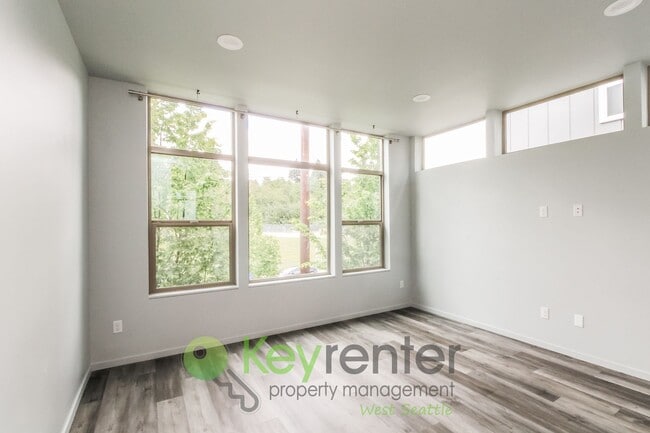 Foto del edificio - Modern 3 Bedroom with Rooftop Deck and In Unit Laundry