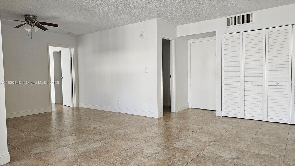 Foto principal - 17021 N Bay Rd