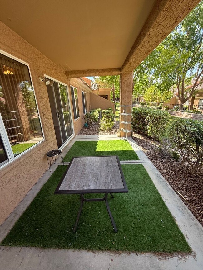 Foto del edificio - SUN CITY 55+ COMMUNITY - TWO BEDROOM TOWNHOME WITH FRONT COURTYARD