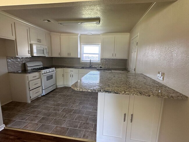 Foto del edificio - Well Maintained and Updated Home Near the ...