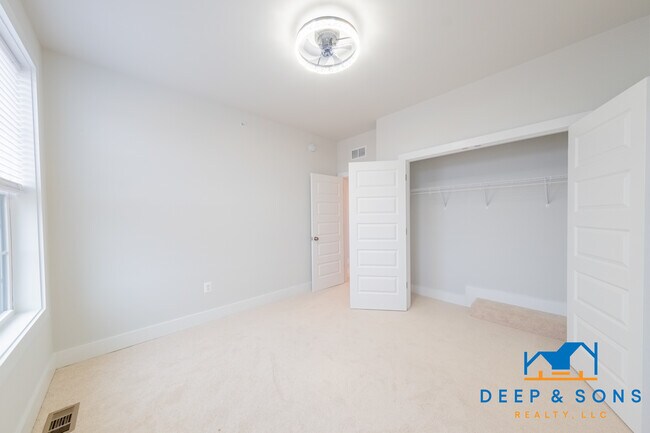 Building Photo - 1021 N Lombardy St