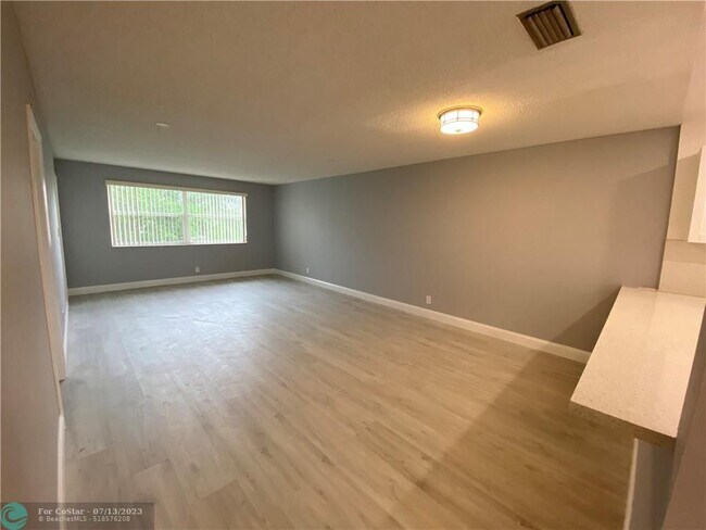 Foto del edificio - 6890 Royal Palm Blvd