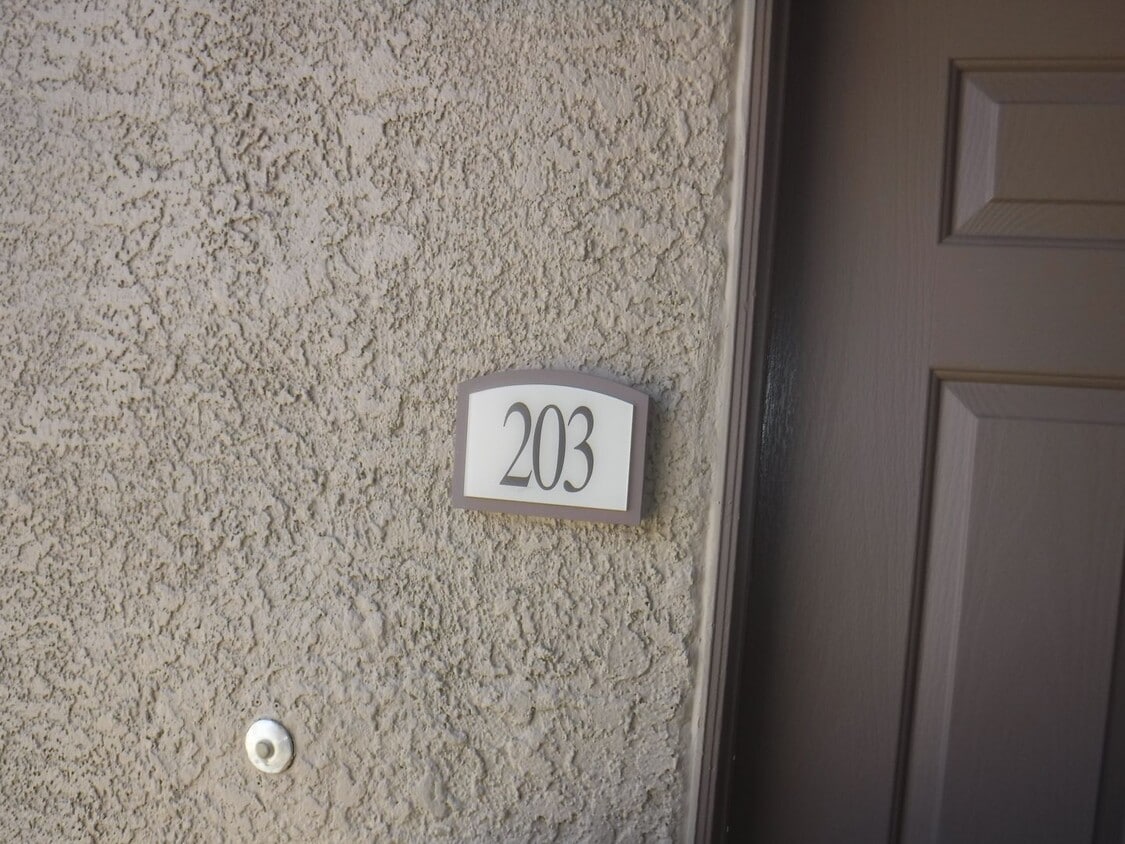 Foto principal - SECOND STORY CONDO IN GATED COMMUNITY WITH...