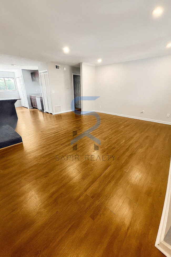 Foto del edificio - Move in before November 30th and choose your reward: a $250 Amazon Gift Card or a 55" Smart TV!