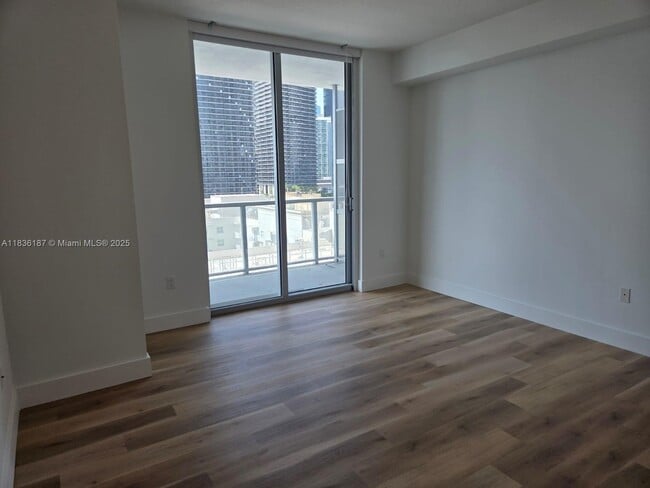 Building Photo - 1111 SW 1st Ave