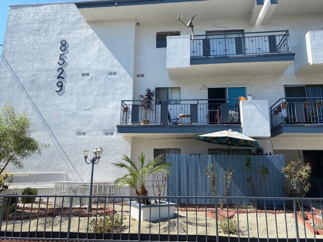 Foto del edificio - 8529 Willis Ave