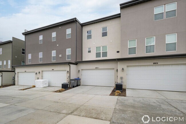 Building Photo - Stunning Townhome In Excellent Daybreak Lo...