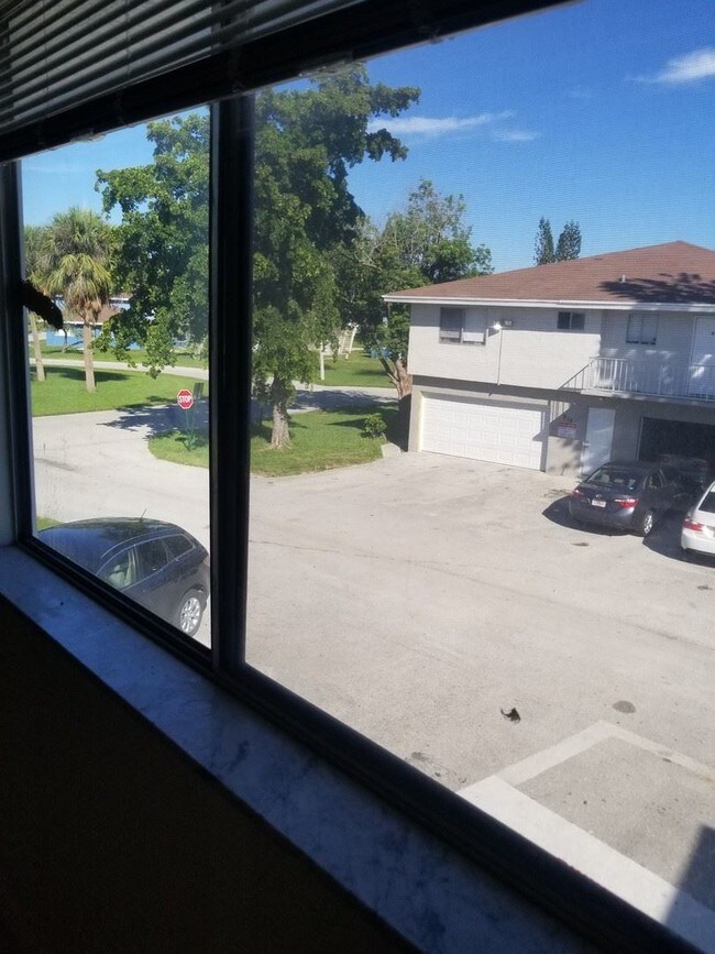 Foto del edificio - 2 br, 1 bath House - 904 E TIFFANY DR #4