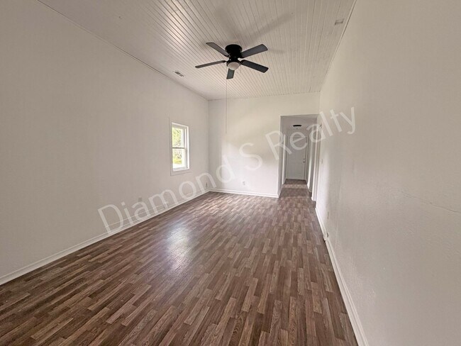Building Photo - Updated 6 Bedroom Home!