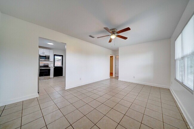Foto del edificio - FRESHLY RENOVATED 2 Bed apartment in Lynn ...