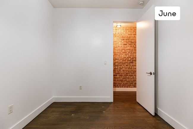 Building Photo - Queen bedroom in 4 bed/1.5 bath Home