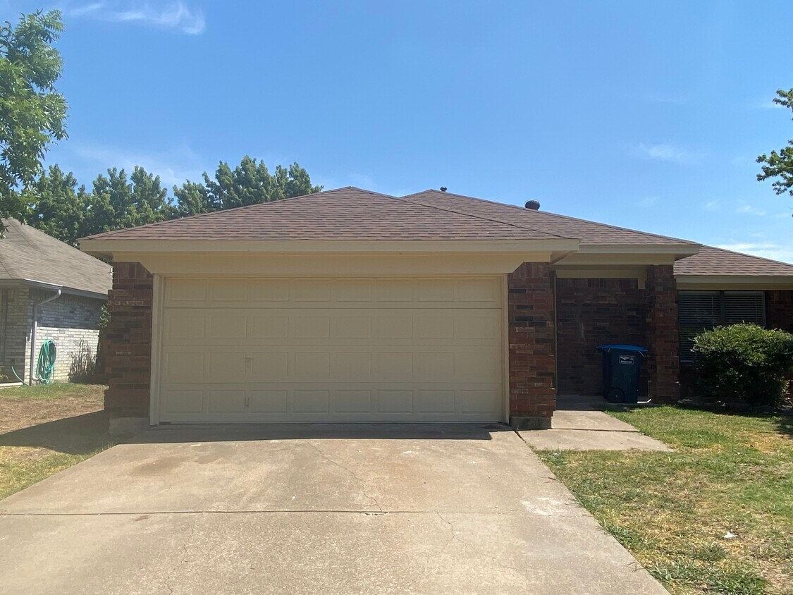 Foto principal - 10725 Lone Pine Ln