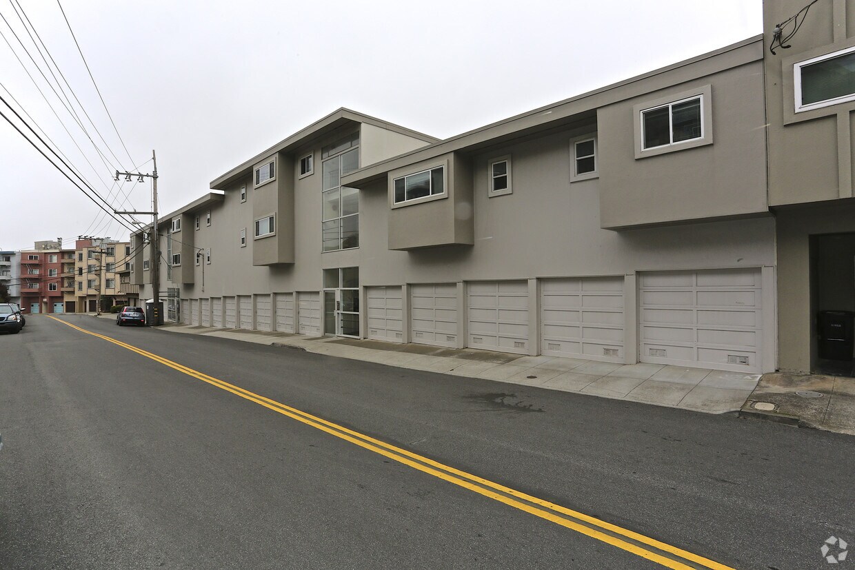 Primary Photo - Burnett Apartments